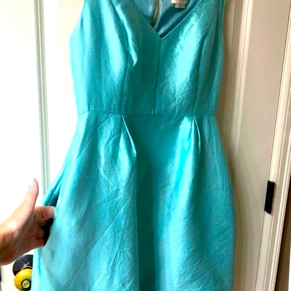 Breakfast at Tiffany’s in this Kate Spade Tiffany blue silk - Picture 6 of 11